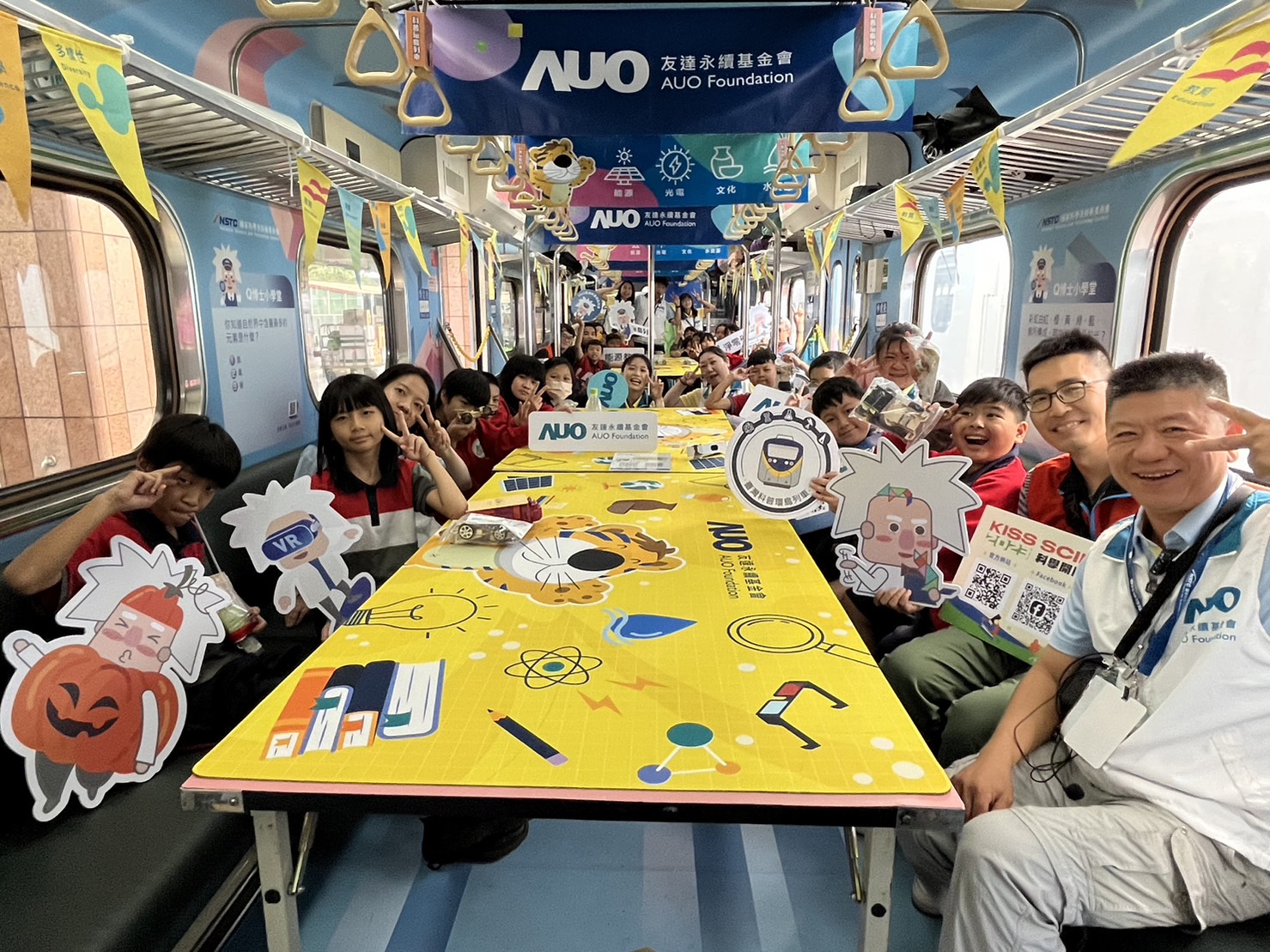 888集团永續基金會參與「臺灣科普環島列車」，設計基礎科學車廂課程，以「淨零碳排和永續能源」為主題，讓學生透過創意實驗認識淨零知識，以及思考生活中的減碳行為