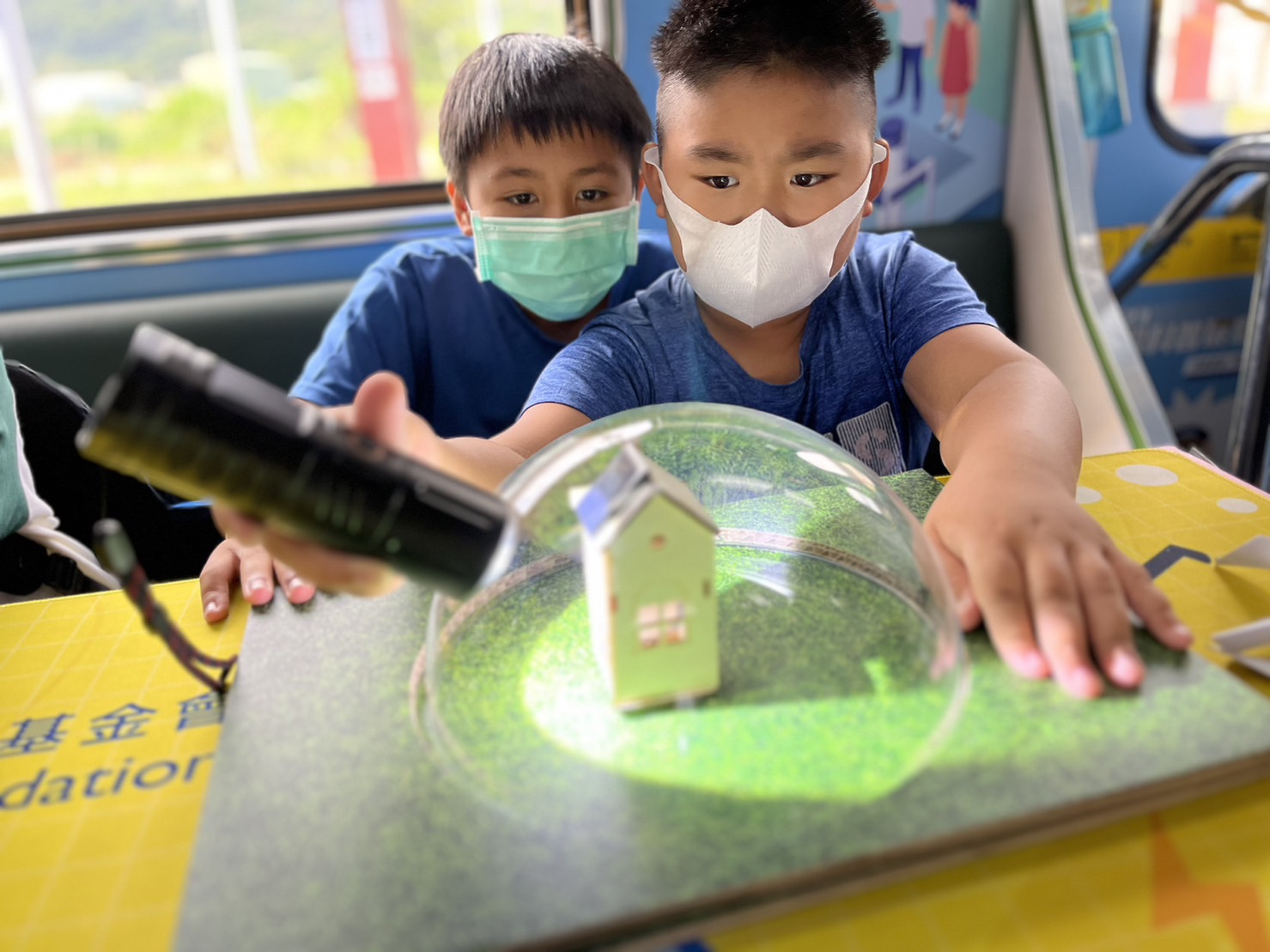 888集团參與基礎科學主題車廂，以STEAM教學精神，設計「逐日科學家」、「太陽能工程師」以及「淨零建築師」三大能源科普課程和實驗